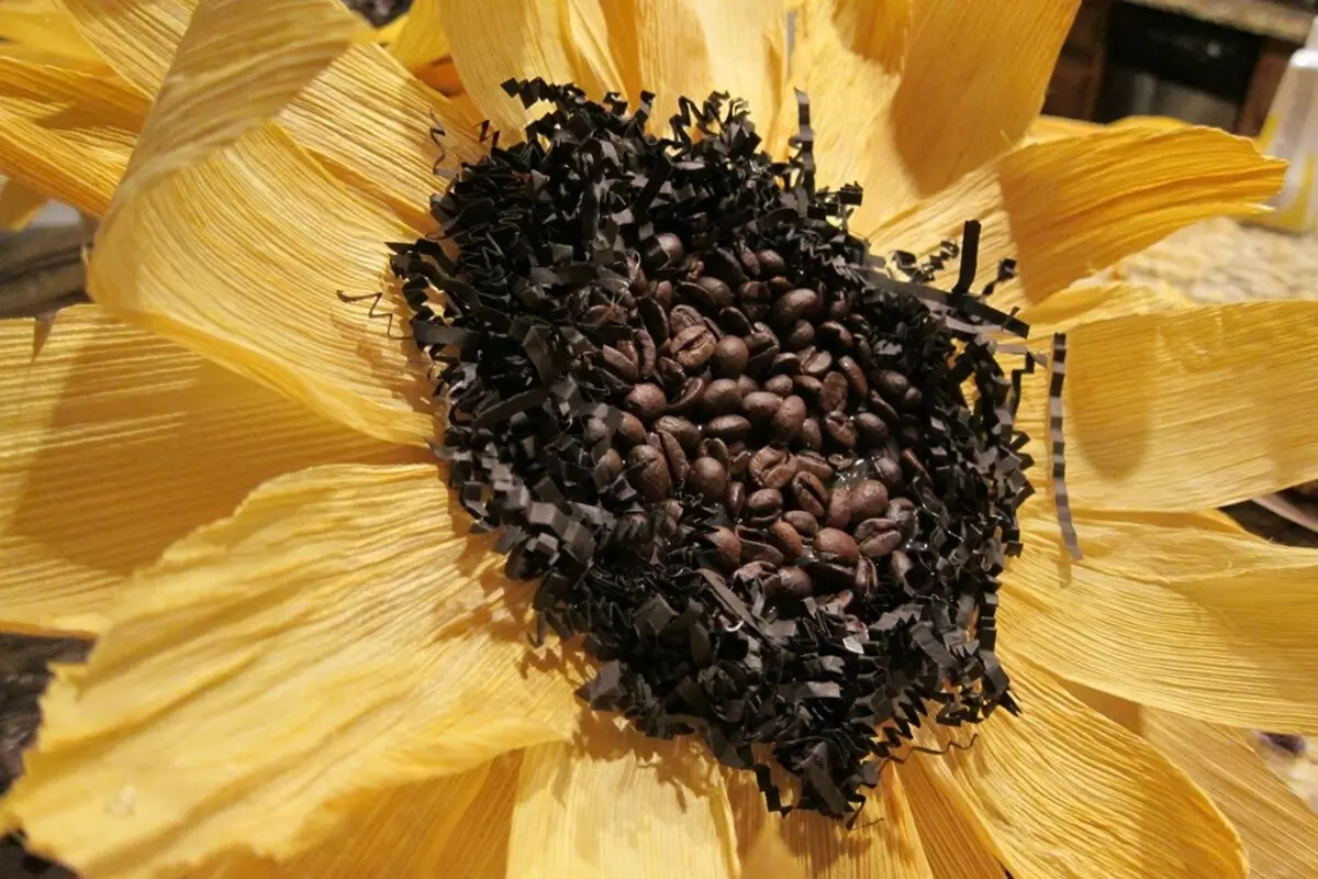 Corn Crafts (44 foto's): voor kleuterscholen en scholen, minions en ambachten op het onderwerp van de herfst met hun eigen handen van de maïskolf en maïsblaadjes 26737_28