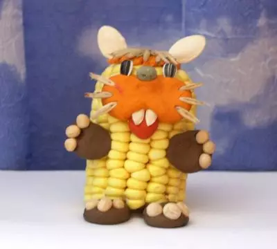 Corn Crafts (44 bilder): For barnehager og skoler, minions og håndverk på høsten med egne hender fra cob og maisbladene 26737_3