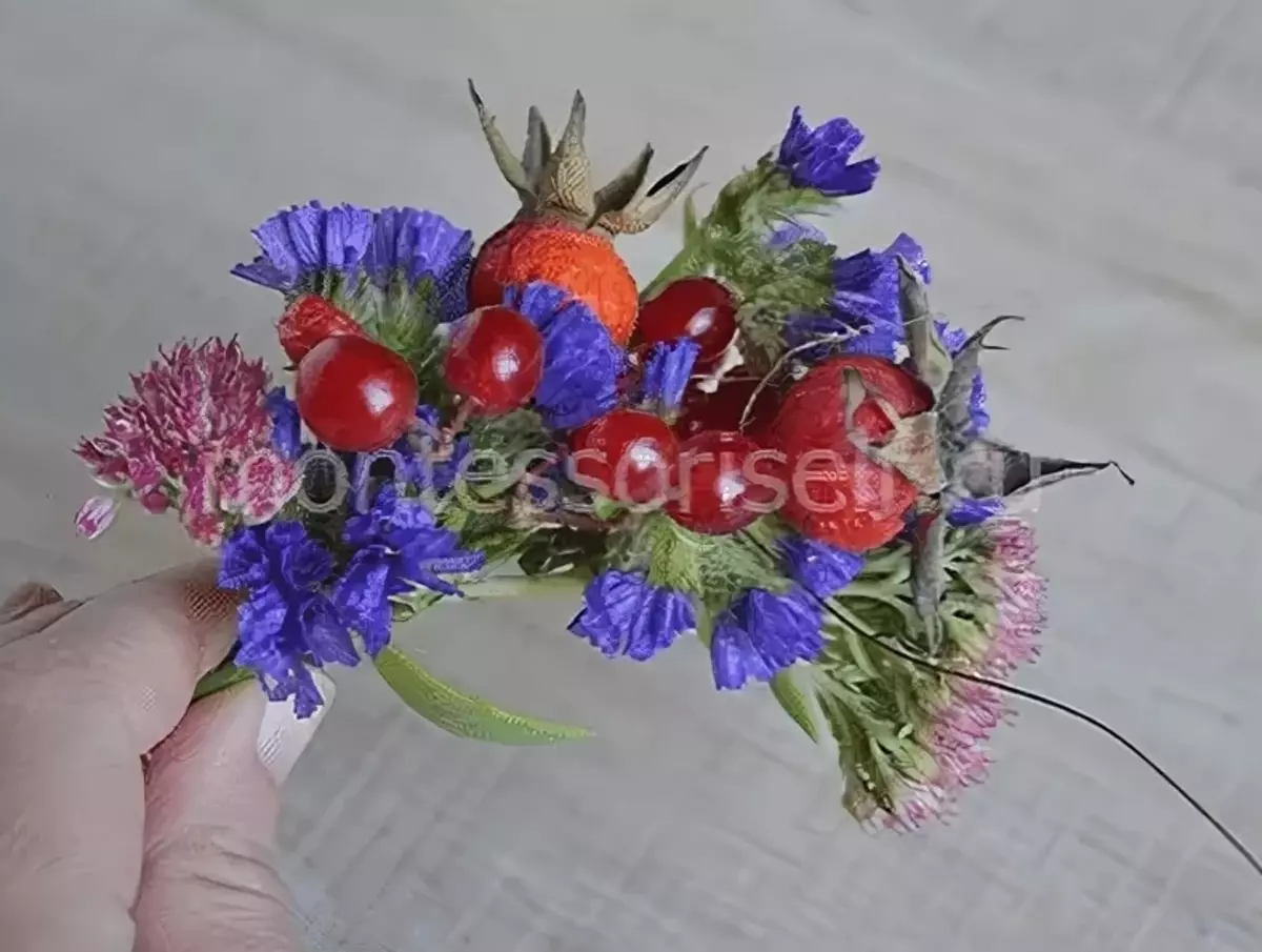 CRAFT CRAFTS (44 ảnh): Đối với trường mẫu giáo và trường học, tay sai và thủ công về chủ đề mùa thu với bàn tay của chính họ từ lõi ngô và lá ngô 26737_43