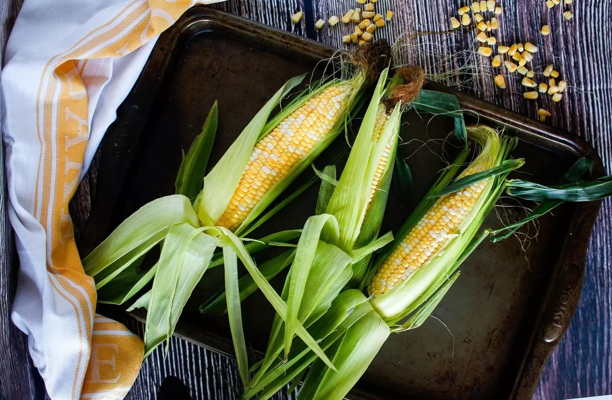 Corn crafts (44 mga larawan): para sa mga kindergarten at mga paaralan, minions at crafts sa paksa ng taglagas na may kanilang sariling mga kamay mula sa mga dahon ng cob at mais 26737_6