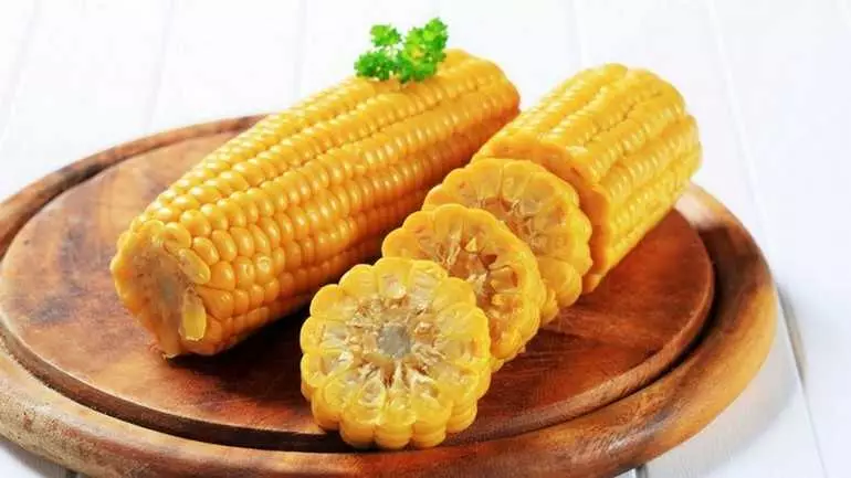 Corn crafts (44 mga larawan): para sa mga kindergarten at mga paaralan, minions at crafts sa paksa ng taglagas na may kanilang sariling mga kamay mula sa mga dahon ng cob at mais 26737_8