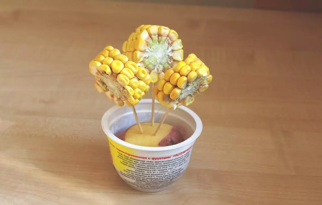 Corn crafts (44 litrato): alang sa kindergartern ug mga eskwelahan, mga bata-bata ug mga crafts sa hilisgutan sa tingdagdag sa ilang kaugalingon nga mga kamot gikan sa cob ug mais dahon 26737_9