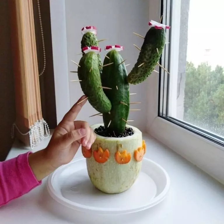 Cactus z okurků (31 fotek): Jak se prolézat do mateřské školy na téma podzim s párátkami v hrnci? Jednoduché pití 26740_2