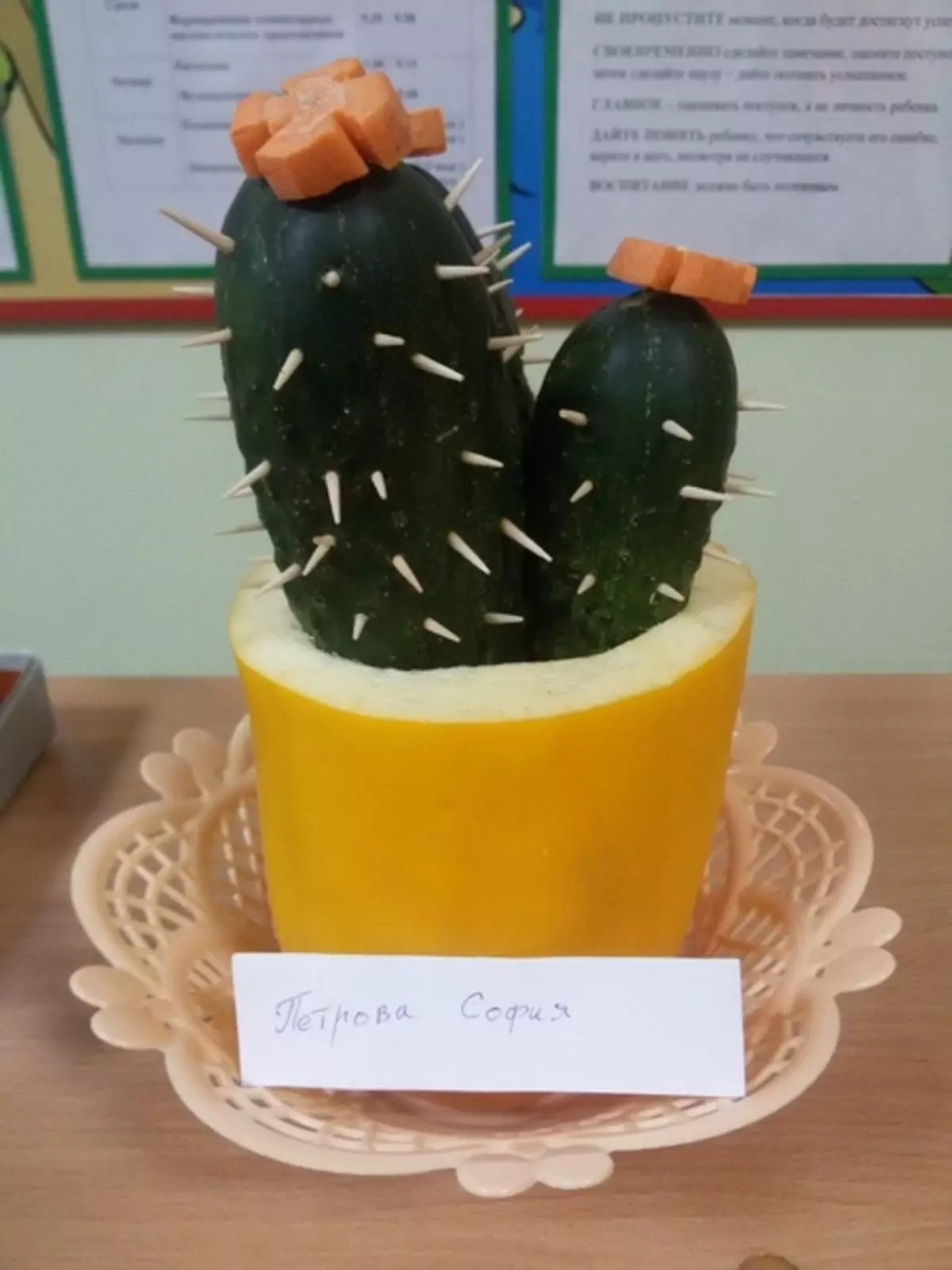 Cactus z okurků (31 fotek): Jak se prolézat do mateřské školy na téma podzim s párátkami v hrnci? Jednoduché pití 26740_22