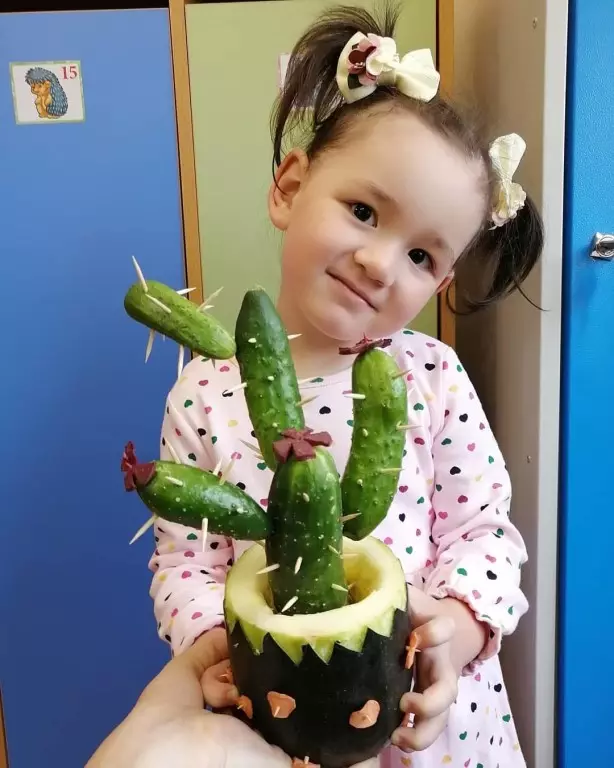 Cactus dari timun (31 photos): bagaimana untuk membuat merangkak ke dalam tadika pada topik musim luruh dengan pencungkil gigi dalam periuk? Mudah minum 26740_28