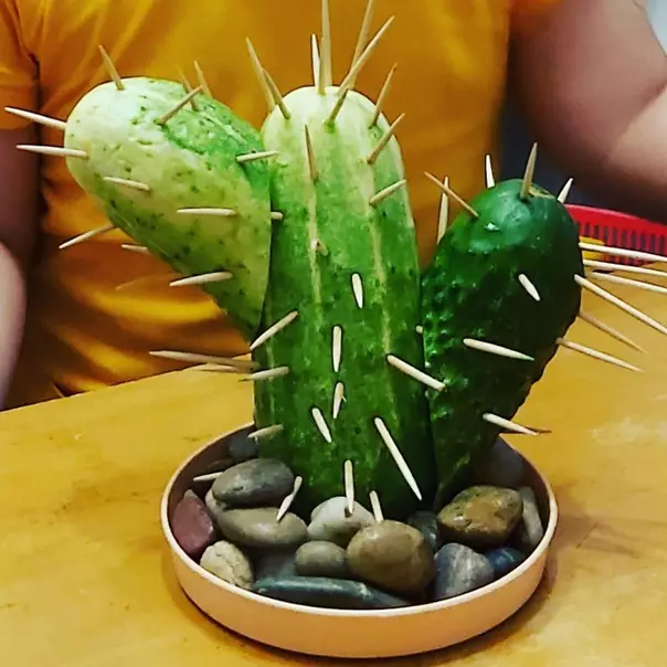 Kaktus uit komkommers (31 foto's): hoe om 'n crawl maak in 'n kleuterskool op die onderwerp van die herfs met tandestokkies in 'n pot? eenvoudige drink 26740_29