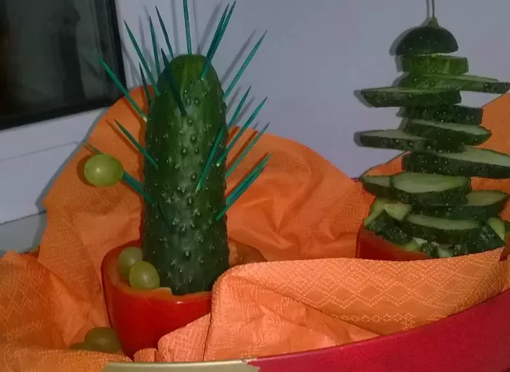 Cactus z okurků (31 fotek): Jak se prolézat do mateřské školy na téma podzim s párátkami v hrnci? Jednoduché pití 26740_6