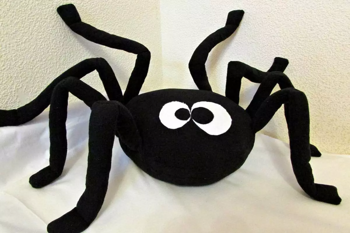 Spider dhe Web në Halloween: Si për të bërë një merimangë me duart tuaja? Opsionet e internetit nga garzë dhe temat, ide të tjera 26744_13