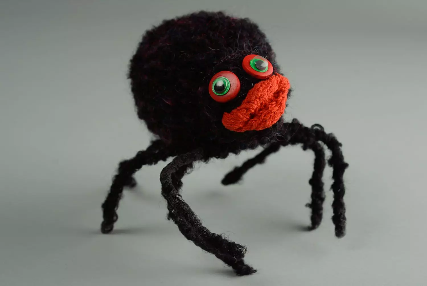 Pająk i sieć na Halloween: Jak zrobić pająk z własnymi rękami? Opcje strony internetowej z gazy i wątków, inne pomysły 26744_14