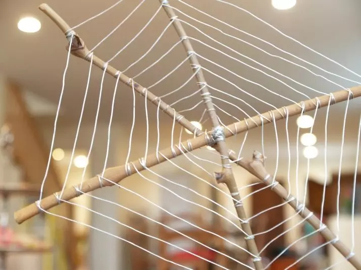 Pająk i sieć na Halloween: Jak zrobić pająk z własnymi rękami? Opcje strony internetowej z gazy i wątków, inne pomysły 26744_15