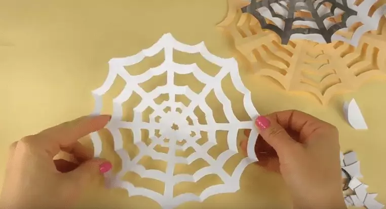Spider and Web en Halloween: ¿Cómo hacer una araña con tus propias manos? Opciones de sitio web de gasa y hilos, otras ideas 26744_22