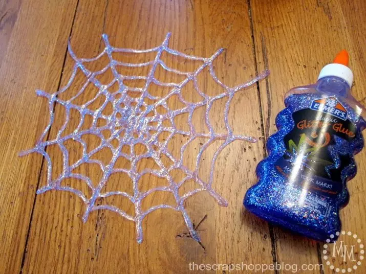 Pająk i sieć na Halloween: Jak zrobić pająk z własnymi rękami? Opcje strony internetowej z gazy i wątków, inne pomysły 26744_23