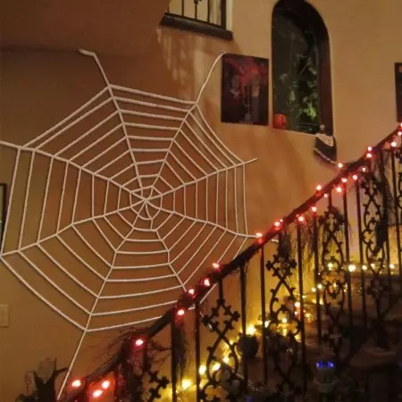 Pająk i sieć na Halloween: Jak zrobić pająk z własnymi rękami? Opcje strony internetowej z gazy i wątków, inne pomysły 26744_25