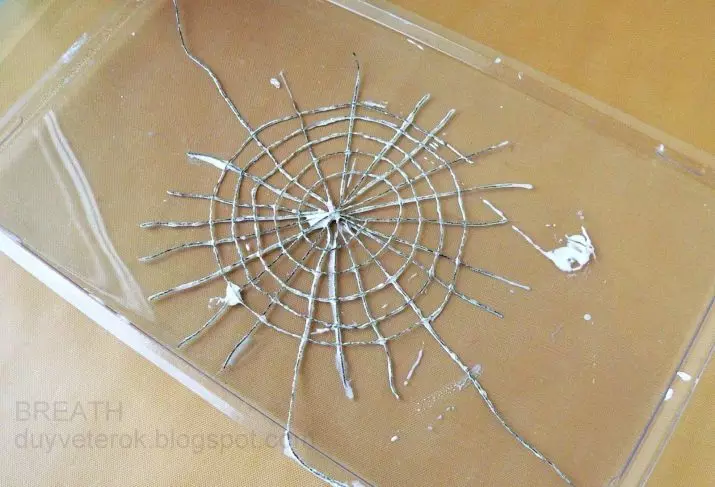 Aranha e Web no Dia das Bruxas: Como fazer uma aranha com suas próprias mãos? Opções do site de gaze e fios, outras ideias 26744_28