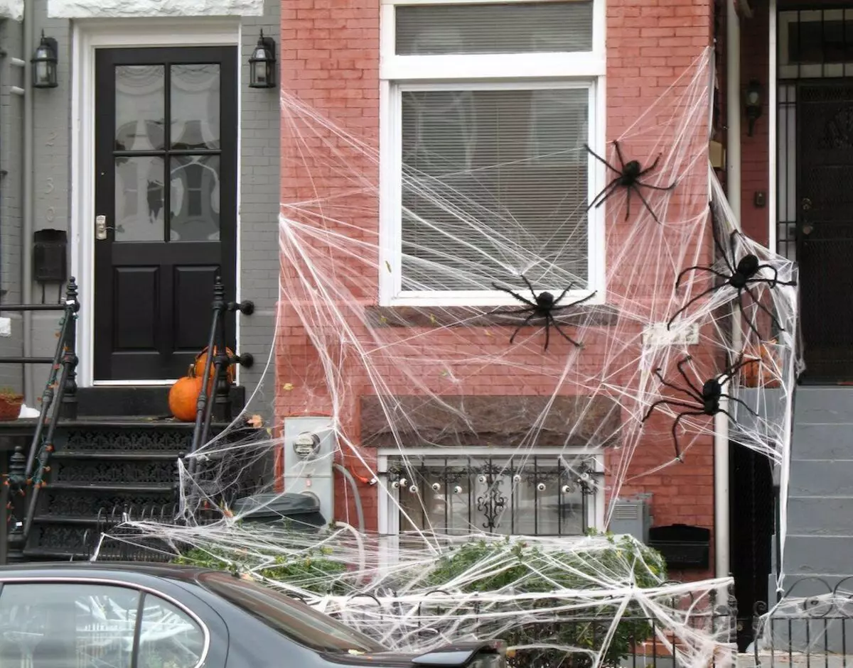 Spider og Web på Halloween: Sådan laver du en edderkop med dine egne hænder? Website muligheder fra gasbind og tråde, andre ideer 26744_3