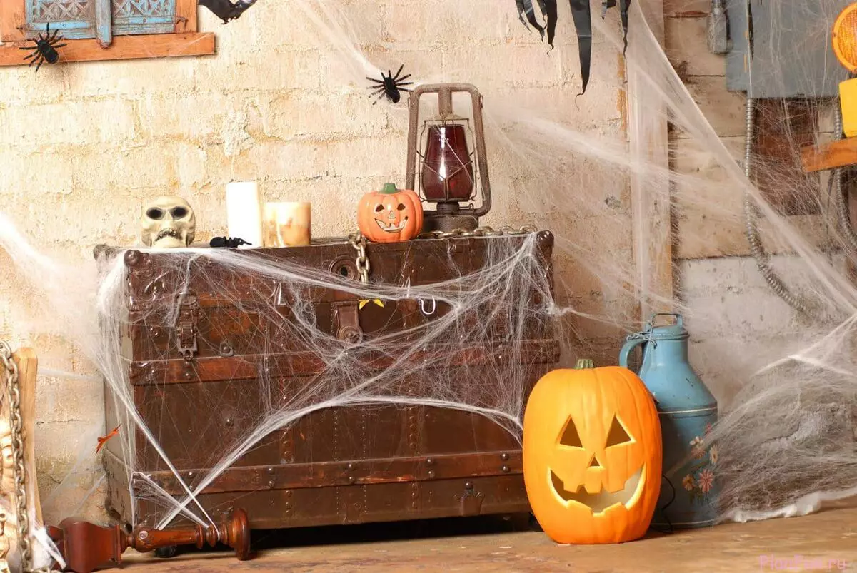 Spider og Web på Halloween: Sådan laver du en edderkop med dine egne hænder? Website muligheder fra gasbind og tråde, andre ideer 26744_35