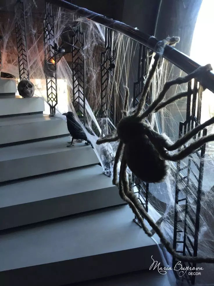 Spider og Web på Halloween: Sådan laver du en edderkop med dine egne hænder? Website muligheder fra gasbind og tråde, andre ideer 26744_36