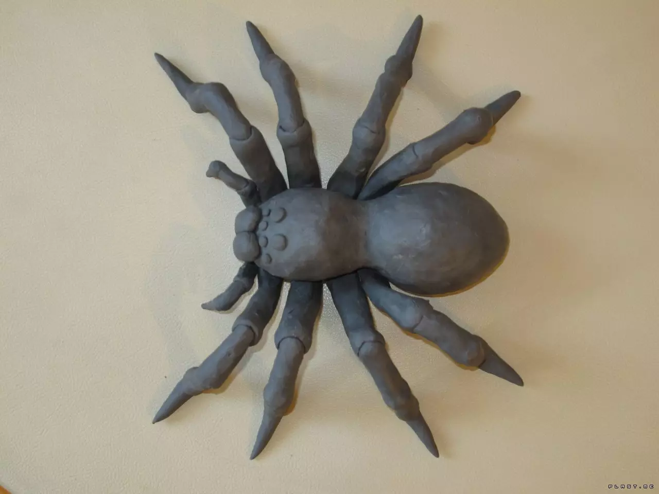 Pająk i sieć na Halloween: Jak zrobić pająk z własnymi rękami? Opcje strony internetowej z gazy i wątków, inne pomysły 26744_4