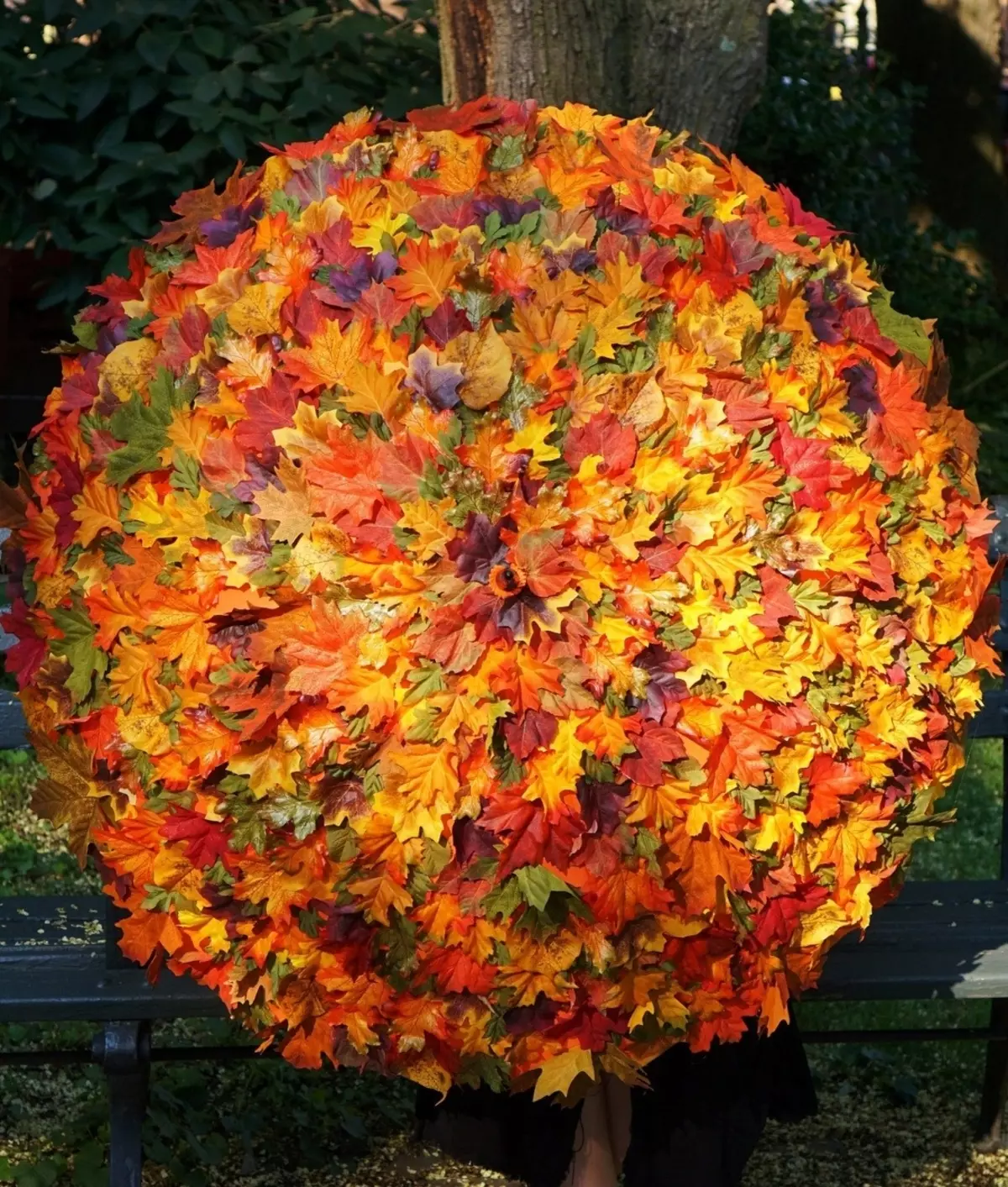 Зонтик украшенный осенними листьями