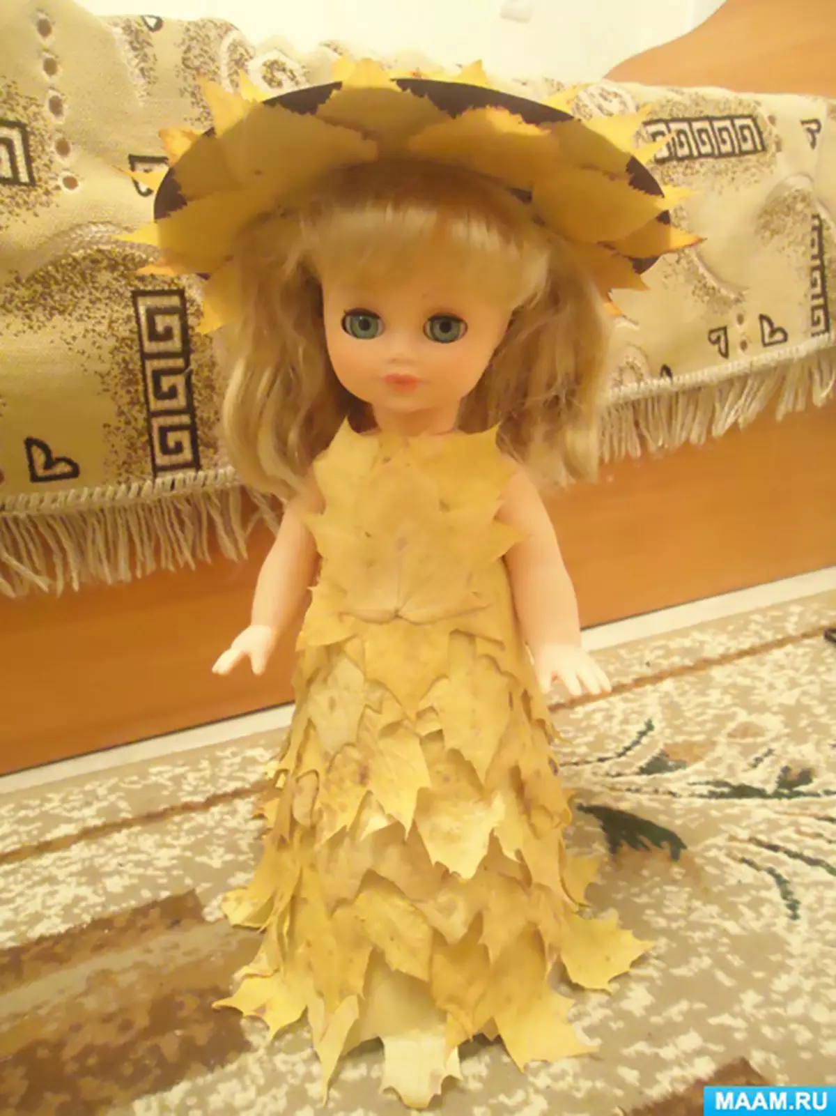 Кукольное платье из листиков