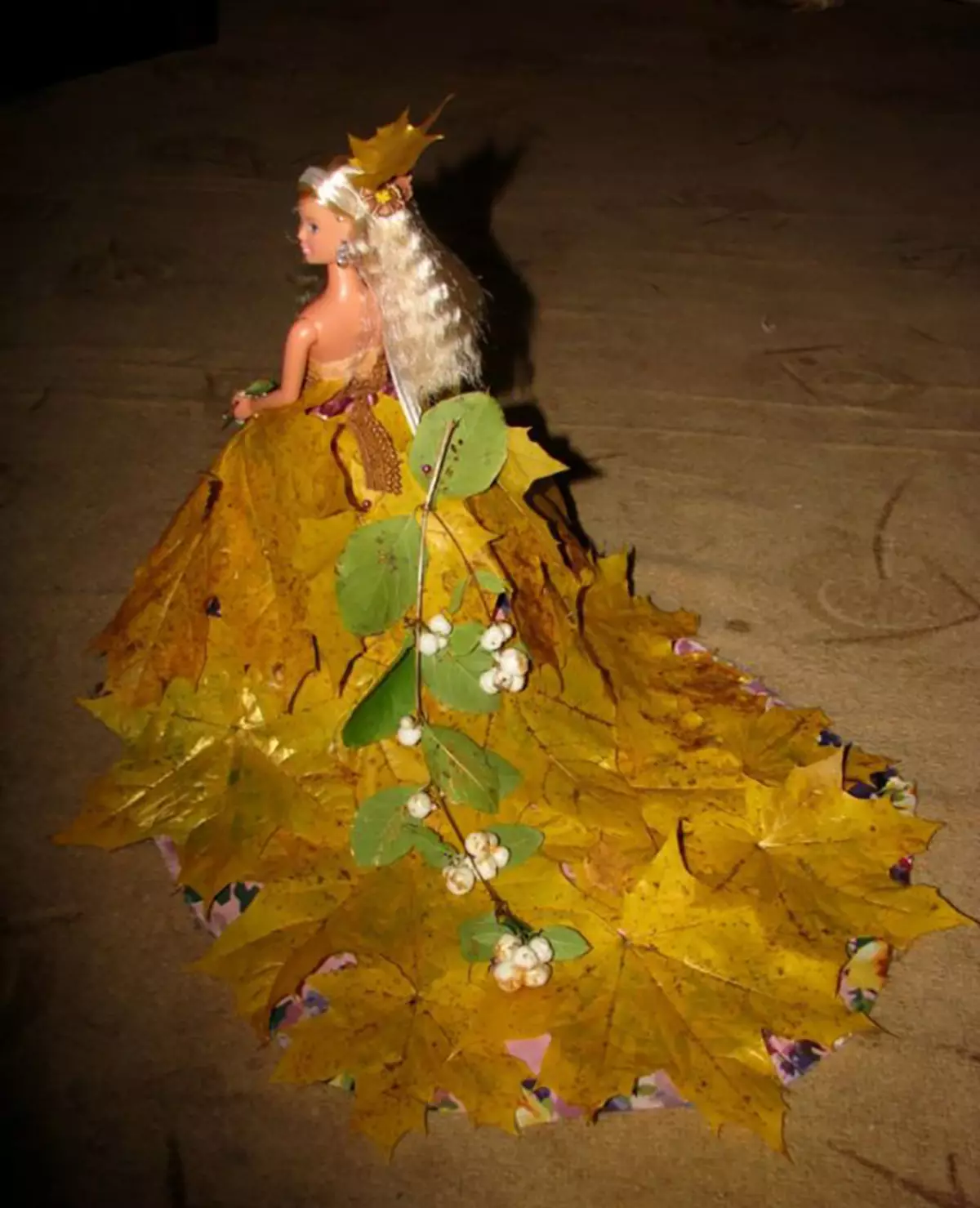 Платье для куклы из листьев