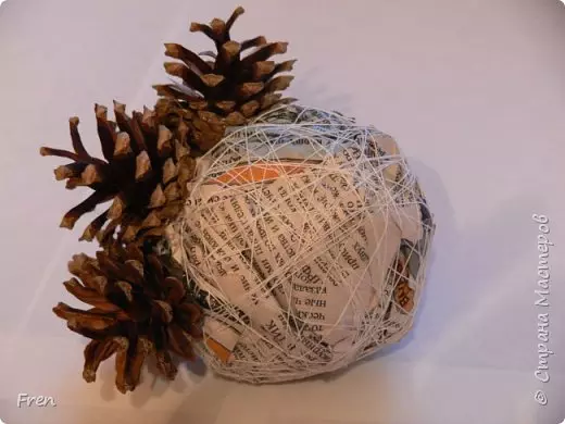Kartioiden sisustus: uudenvuoden koristeet kotiin omien kätensä kuusikartioista ja oksista. Kuinka tehdä ympärivuotinen sisustus? Ideat huoneiston suunnittelu 26762_22