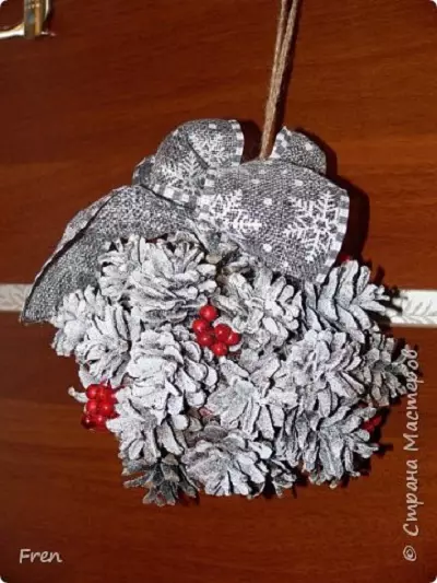 Decor of Cones: Novoročné dekorácie pre domov s vlastnými rukami od smrekových kužeľov a pobočiek. Ako urobiť celoročný dekor? Nápady na dizajn byt 26762_25
