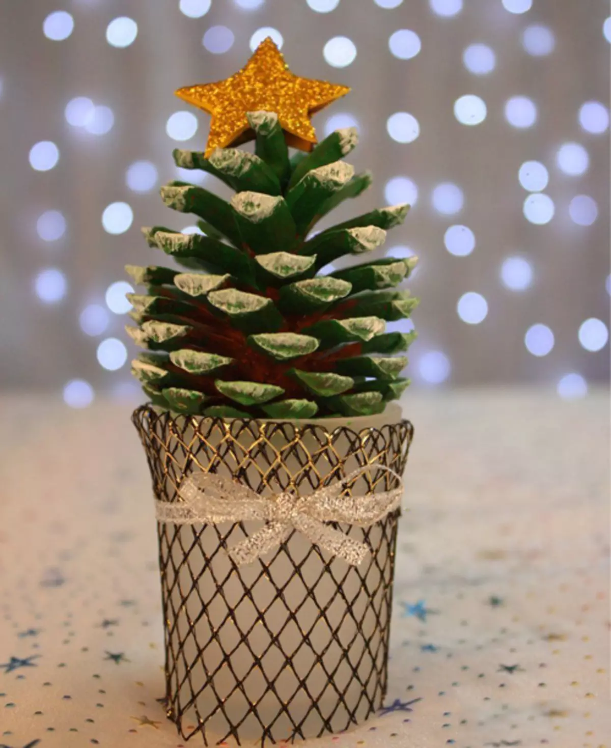 Decor of Cones: Novoročné dekorácie pre domov s vlastnými rukami od smrekových kužeľov a pobočiek. Ako urobiť celoročný dekor? Nápady na dizajn byt 26762_26