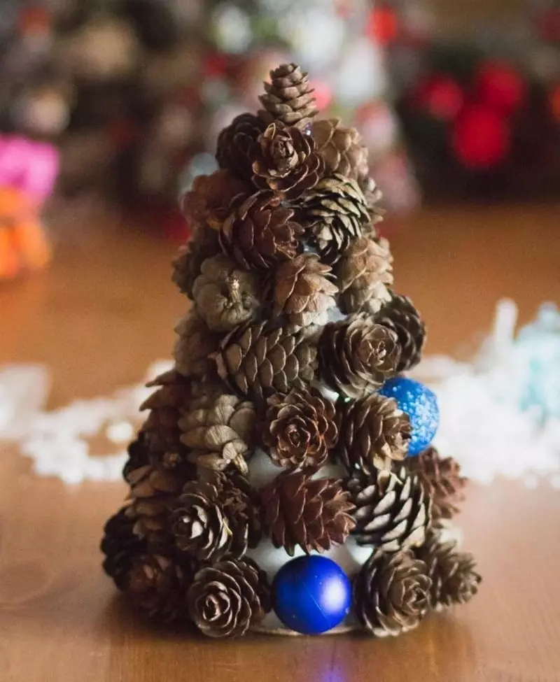 Decoração de cones: Decorações de Ano Novo para casa com suas próprias mãos de cones e galhos de abeto. Como fazer uma decoração durante todo o ano? Idéias para design de apartamentos 26762_31