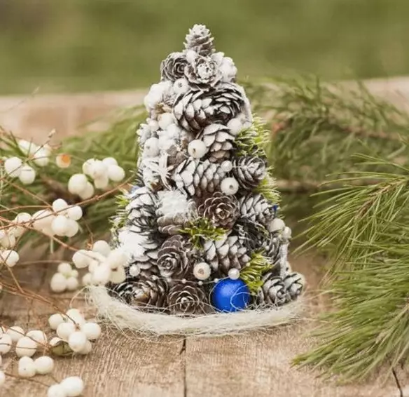 Decor of Cones: Novoročné dekorácie pre domov s vlastnými rukami od smrekových kužeľov a pobočiek. Ako urobiť celoročný dekor? Nápady na dizajn byt 26762_32