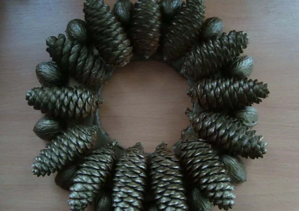 Decor of Cones: Novoročné dekorácie pre domov s vlastnými rukami od smrekových kužeľov a pobočiek. Ako urobiť celoročný dekor? Nápady na dizajn byt 26762_36