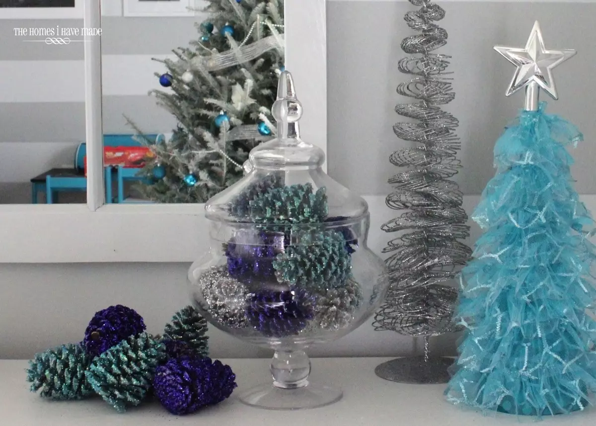 Decor of Cones: Novoročné dekorácie pre domov s vlastnými rukami od smrekových kužeľov a pobočiek. Ako urobiť celoročný dekor? Nápady na dizajn byt 26762_59