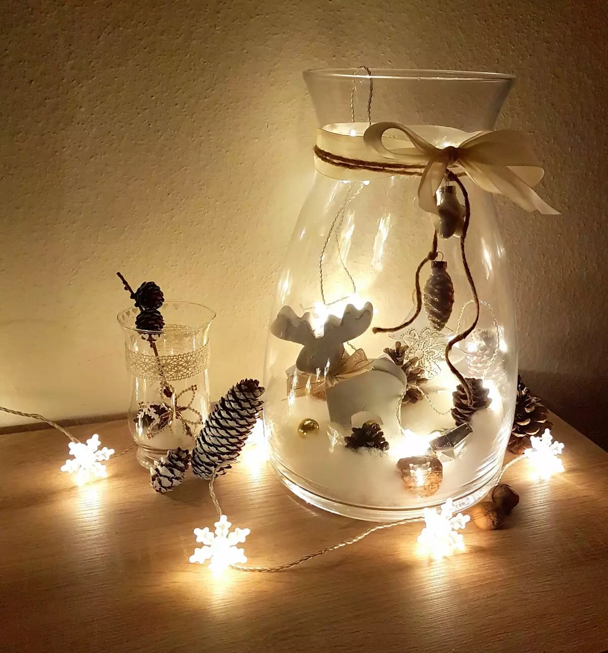 Decor of Cones: Novoročné dekorácie pre domov s vlastnými rukami od smrekových kužeľov a pobočiek. Ako urobiť celoročný dekor? Nápady na dizajn byt 26762_60