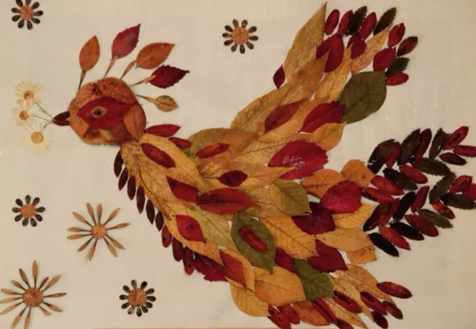 葉から「Firebird」の工芸品（30枚の写真）：秋の乾いた葉からの応用、バルク手工芸品。ステップバイステップの指示にそれらを作る方法は？ 26763_3