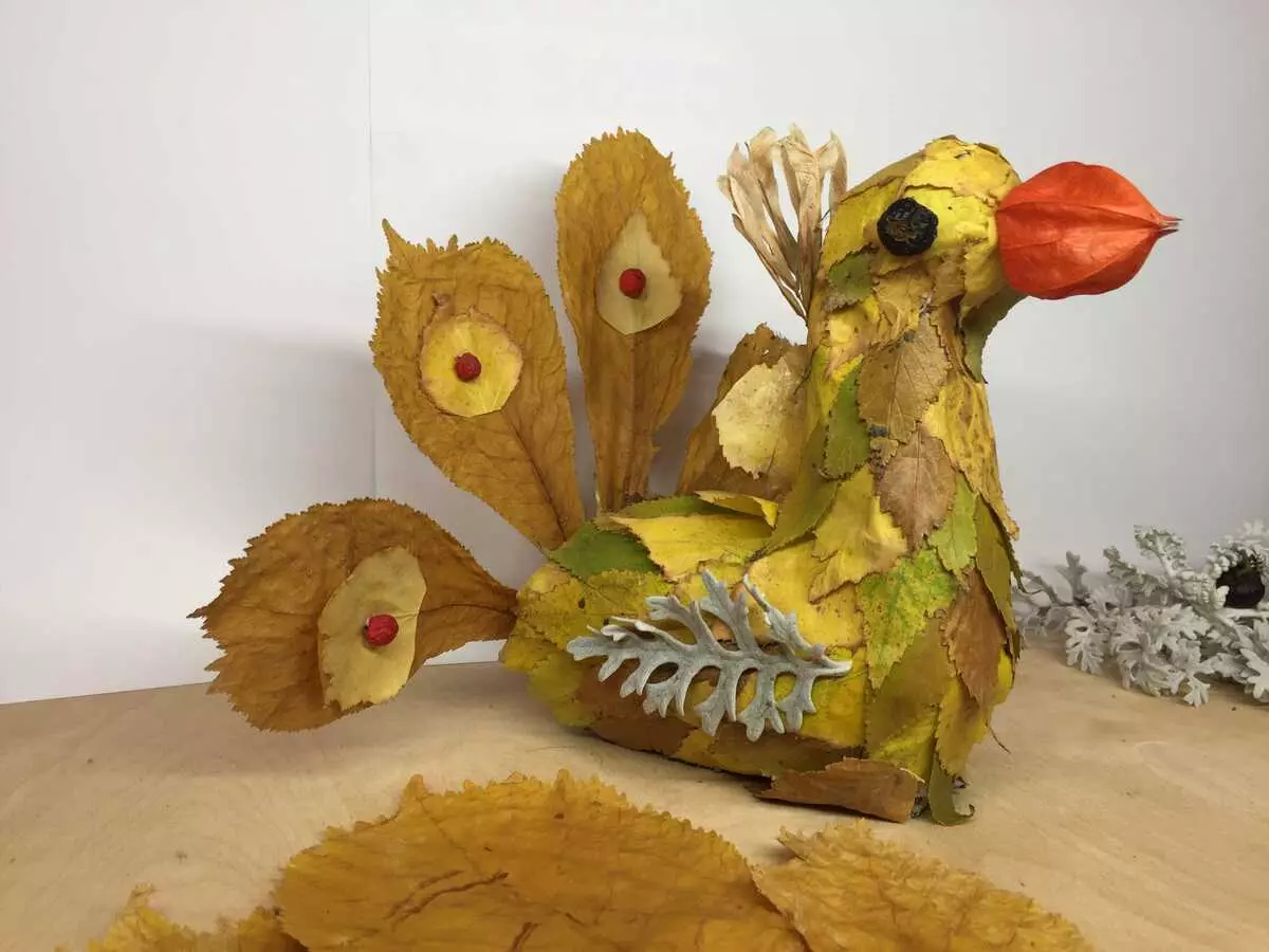 葉から「Firebird」の工芸品（30枚の写真）：秋の乾いた葉からの応用、バルク手工芸品。ステップバイステップの指示にそれらを作る方法は？ 26763_30