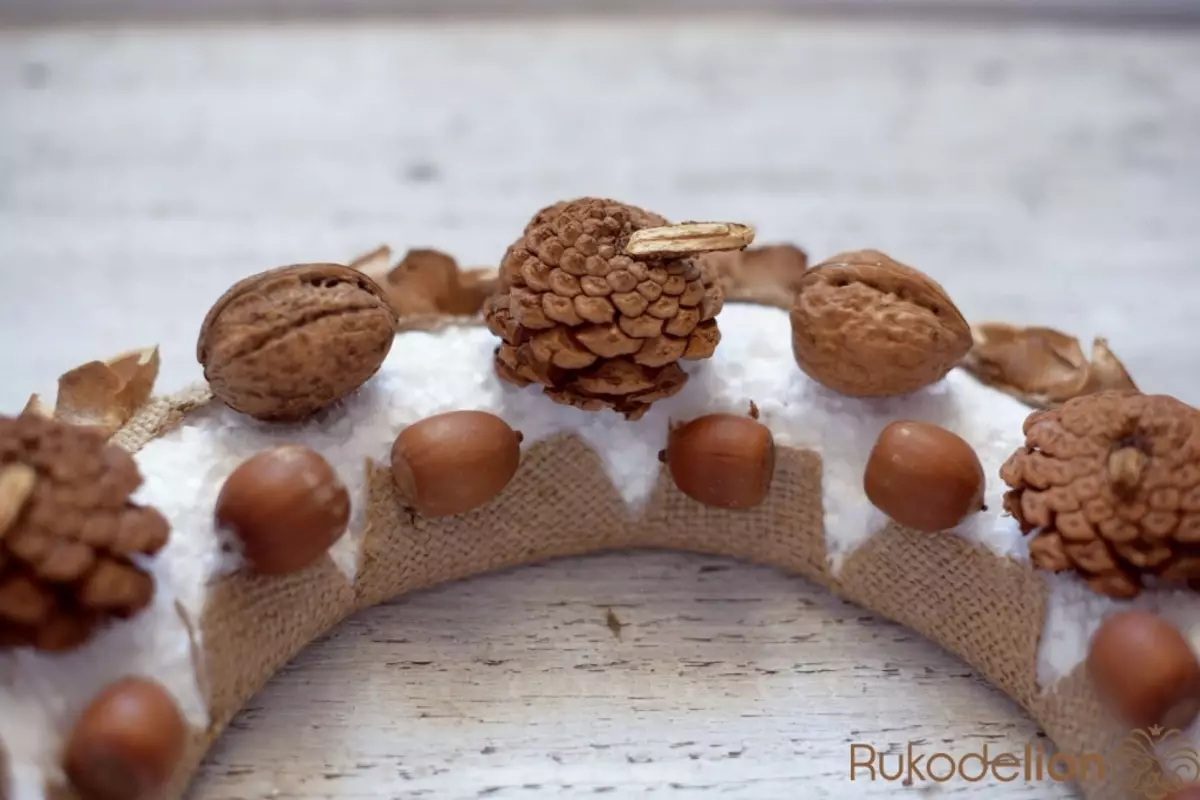 cones ଏବଂ acorns (44 ଫଟୋ) ରୁ କ୍ରାଫ୍ଟଗୁଡିକ: Autumn ପତ୍ରମାନ ସହିତ ଏବଂ ବିଦ୍ୟାଳୟ କୁ ନିଜ ହାତ chestnuts ସହିତ ଏବଂ cones ଏବଂ acorns ବାଳକମାନଙ୍କୁ, ଅନ୍ୟ କ୍ରାଫ୍ଟଗୁଡିକ ପାଇଁ kindergarten ରେ କ୍ରାଫ୍ଟଗୁଡିକ 26775_14