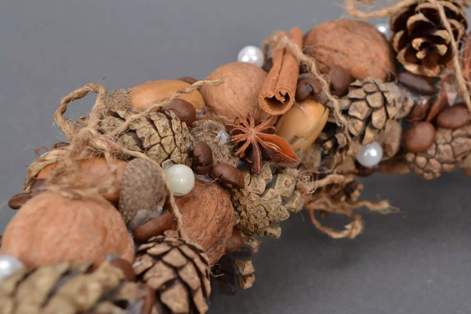 Crafts daga Cones da acorns (44 photos): Autumn Crafts tare da ganye da kuma tare da chestnuts da hannuwansu zuwa makaranta da kuma a kindergarten ga yara, sauran crafts daga Cones da acorns 26775_16