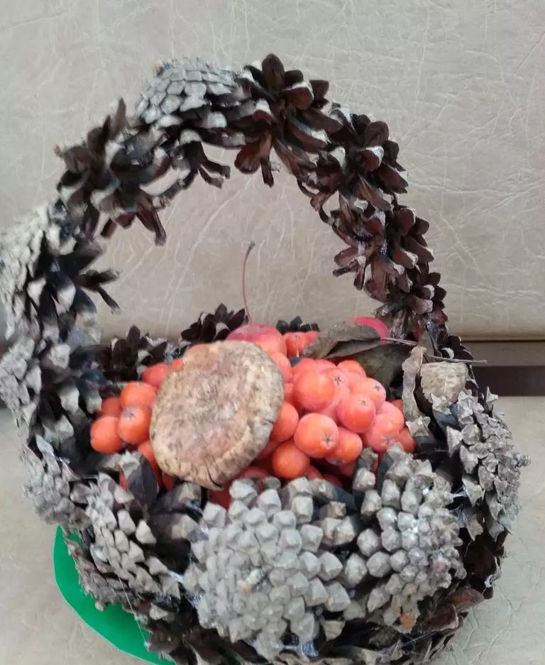 Ubukorikori buva muri Cones na Acorns (Amafoto 44): Ubukorikori bwimpeshyi n'amababi hamwe n'igituba n'amaboko yabo ku ishuri no mu makoko kuva kuri cones na acorns 26775_22