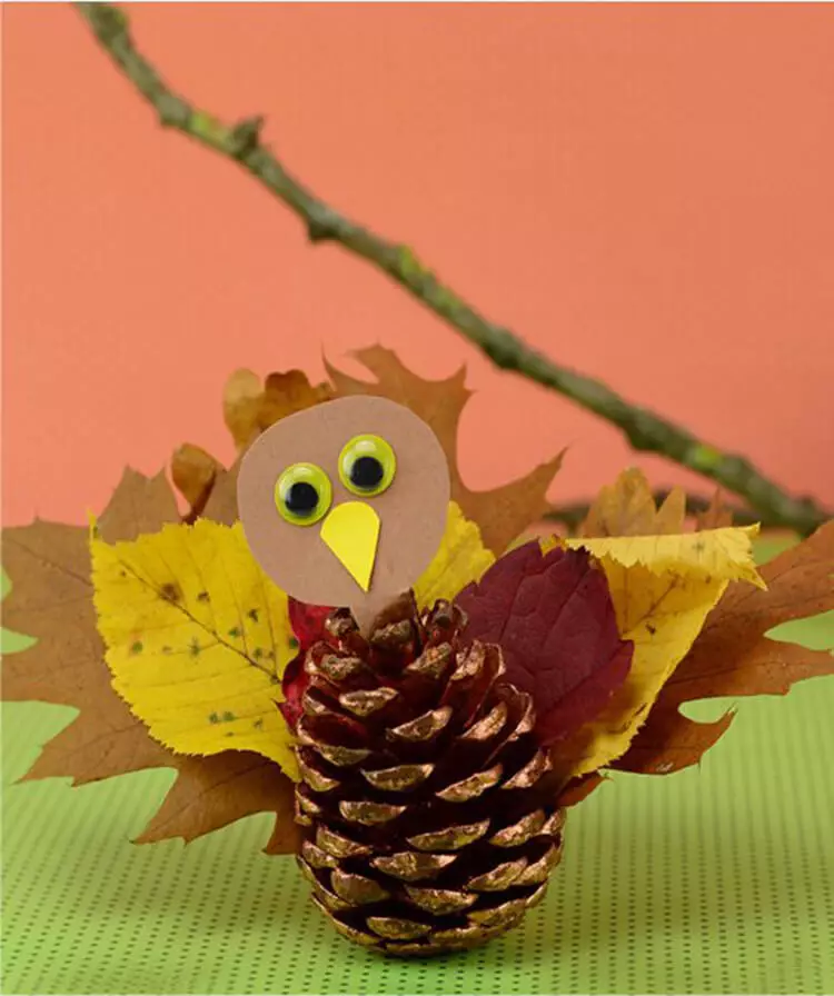 Artesanía de conos e landras (44 fotos): artesanía de outono con follas e con castañas coas súas propias mans á escola e en xardín de infancia para nenos, outras artesanías de conos e landras 26775_33