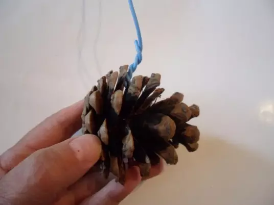 Mga Crafts gikan sa FIR CONES (45 Mga Litrato): Giunsa kini paghimo sa imong kaugalingon nga mga kamot alang sa kindergarten ug sa eskuylahan? Unsa man ang mahimo sa hilisgutan sa tingdagdag? 26779_36