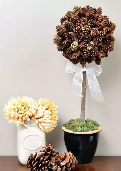 Crafts từ Fir Cones (45 ảnh): Làm thế nào để biến chúng thành tay của chính mình cho mẫu giáo và đến trường? Những gì có thể được thực hiện về chủ đề của mùa thu? 26779_45