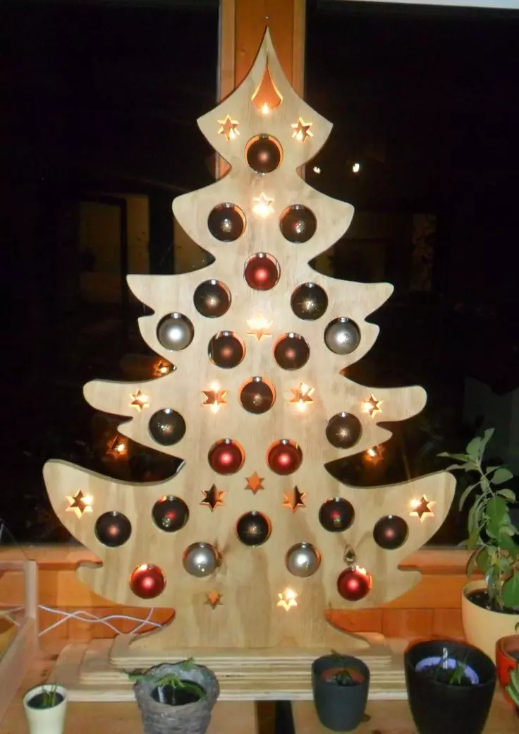 Árbore de Nadal de contrachapado (28 fotos): Como facer unha listaxe coas súas propias mans de acordo cos debuxos? Exemplos de artesanía para o ano novo 26796_25