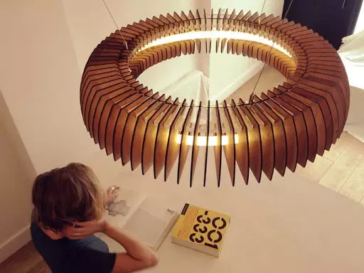 Lamper fra krydsfiner (29 billeder): Hvordan man laver et natlys med dine egne hænder? Tegninger til drikkede lamper. Lamper-huse og andre modeller 26801_7