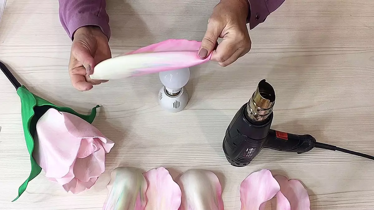 Izolonlampe (52 Fotos): Die Meisterklasse des Blumenstraußes an der Decke mit eigenen Händen, Nachtlicht in der Form eines Einhorns, Tulpe, Körben mit Iris und anderen Optionen 26802_14