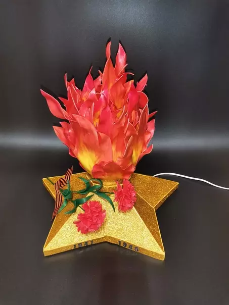 Lampada Izolone (52 foto): la master classe di bouquet sul soffitto con le loro mani, luce del comodino sotto forma di un unicorno, tulipano, cesti con iris e altre opzioni 26802_50