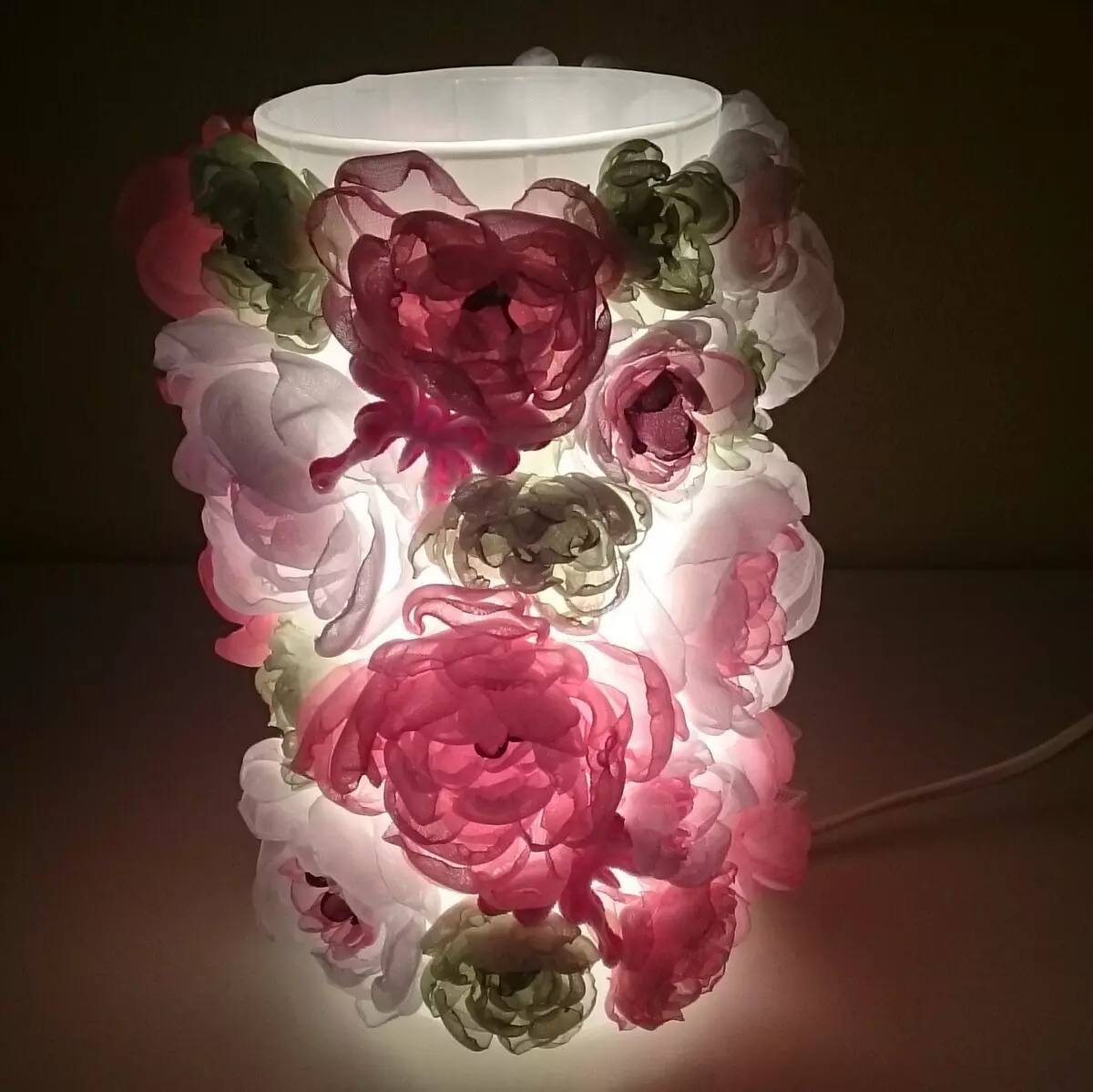Wall lamps from Izolone (43 photos): We do our own hands in the form of roses and chrysanthemums on the wall, master class 26805_35