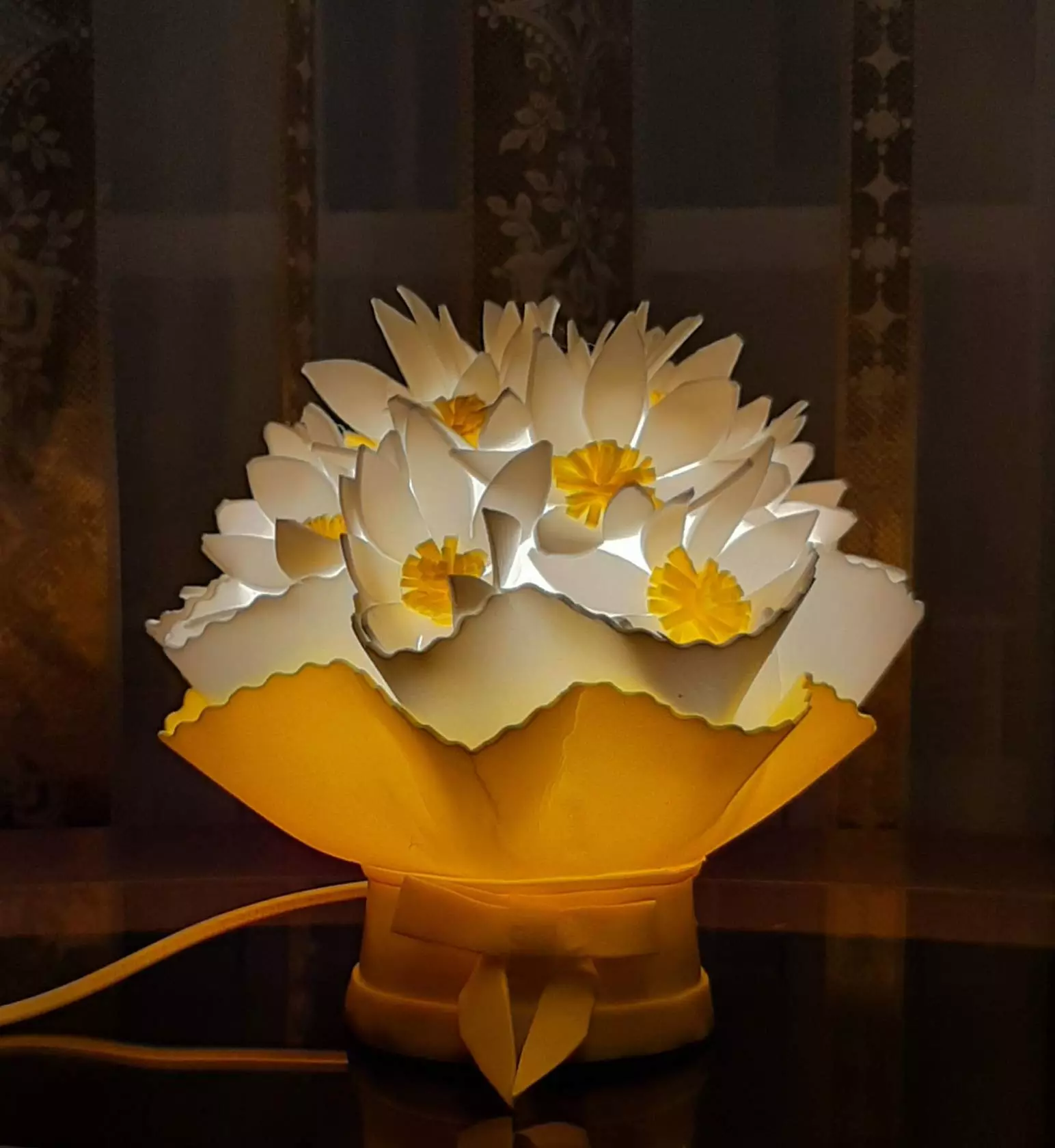 Izolondan devor lampalari (43 ta fotosurat): Biz o'z qo'llarimizni atirgul va devordagi xrizantema shaklida qilamiz 26805_41