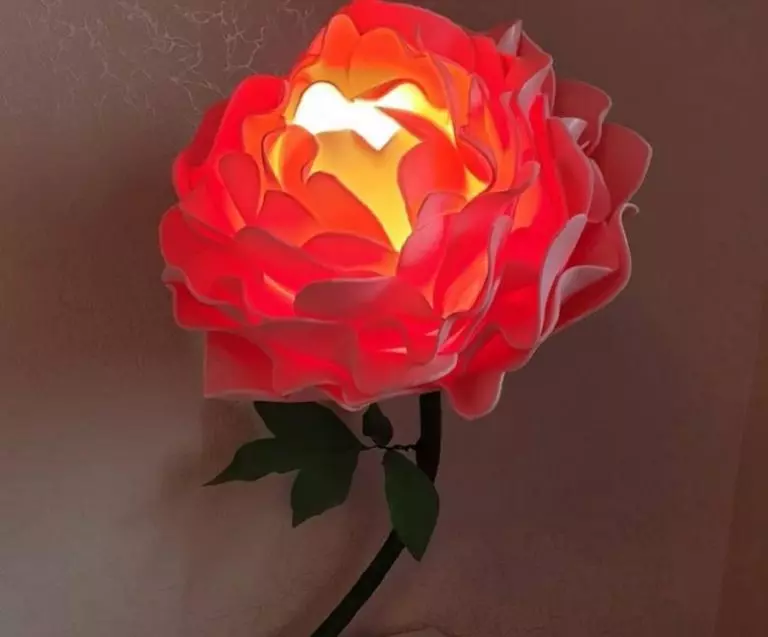 Insolon Peonies (39 장의 사진) : 램프 및 성장 꽃, 마스터 클래스 및 꽃잎 패턴. 그들 자신의 손으로 작은 모란을 만드는 방법은 무엇입니까? 26818_30