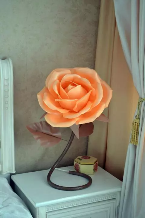 Llums en forma de roses de Isolon (32 fotos): Lliçó magistral, fer un ram en un flyfood llum amb les seves pròpies mans. Com fer que un augment de la flor? 26826_12