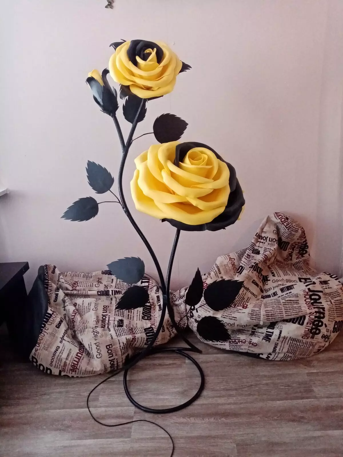 Светильники из изолона розы желто черные